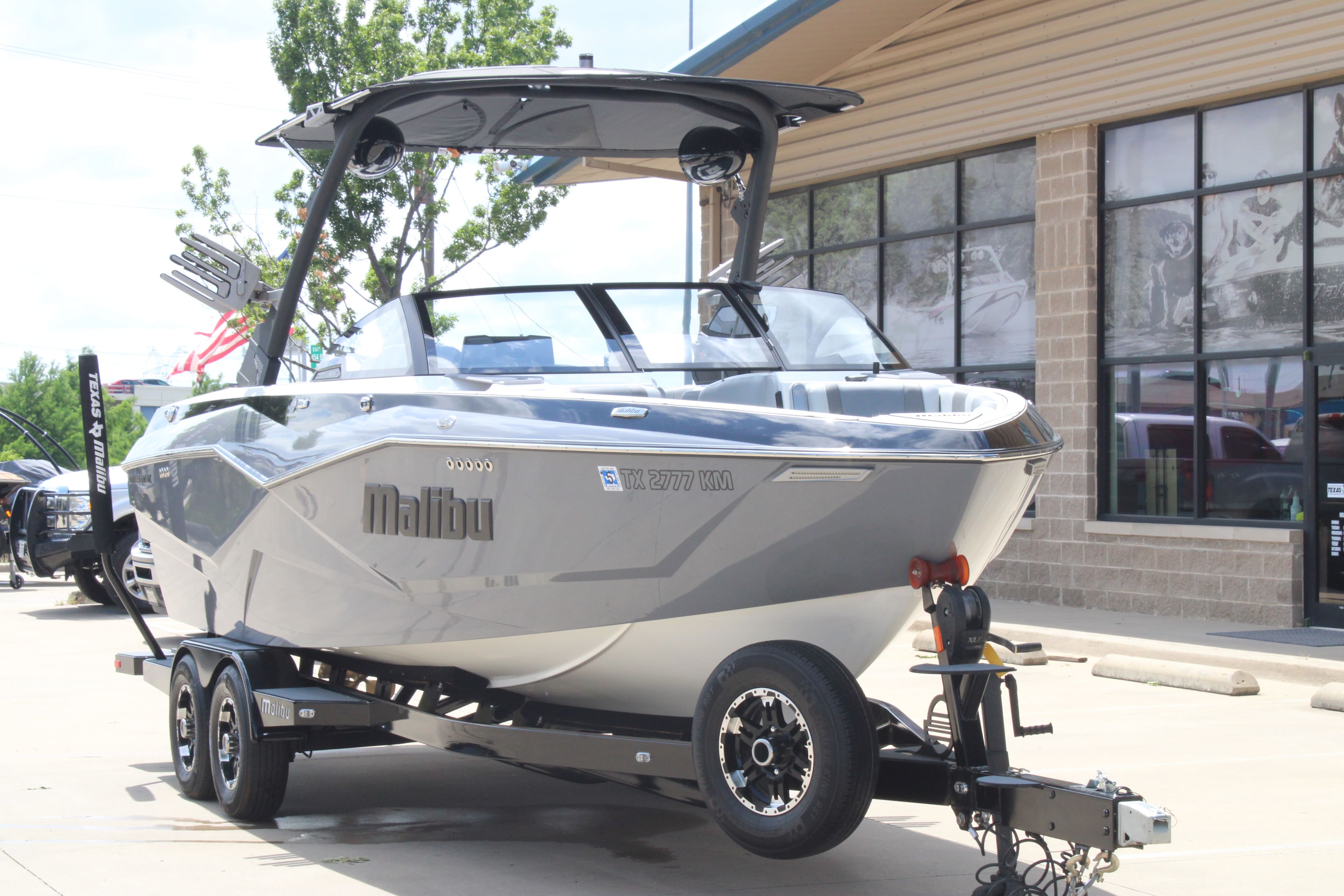 2022 Malibu 25 LSV Icon